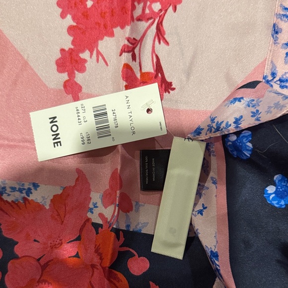 NWT Ann Taylor Women’s 100% Silk Floral Scarf Gift Feminine Elegant - Picture 6 of 6